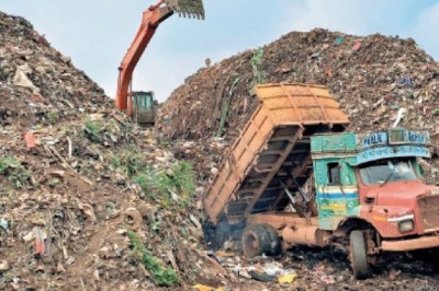 ट्रेचिंग ग्राउंड में कचरा डंप करने की मनाही, इसके लिए पर्यावरण विभाग को हलफनामा दिया फिर भी हर रोज 400 टन से ज्यादा कचरा डाल रहे