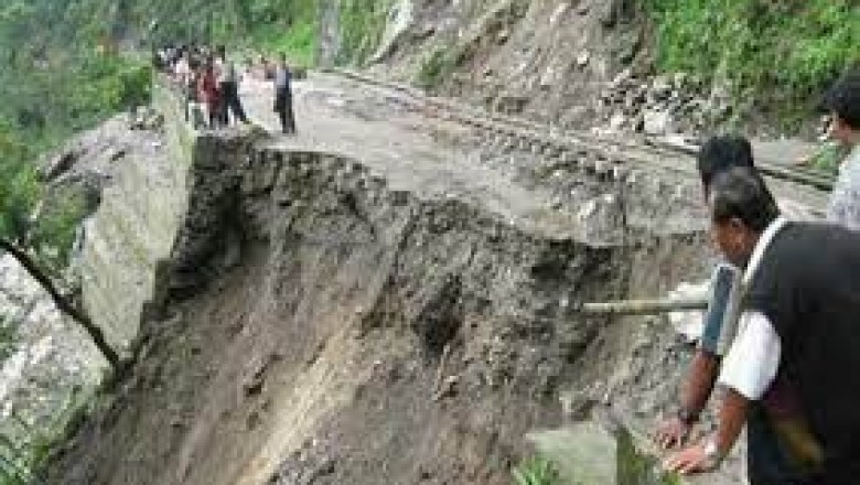 भूस्खलन और भारी बारिश के बीच नैनीताल के पास फंसे लोगों को स्कूल में किया गया शिफ्ट....भिलाई टूरिस्ट