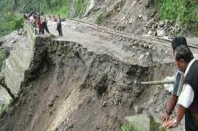 भूस्खलन और भारी बारिश के बीच नैनीताल के पास फंसे लोगों को स्कूल में किया गया शिफ्ट....भिलाई टूरिस्ट