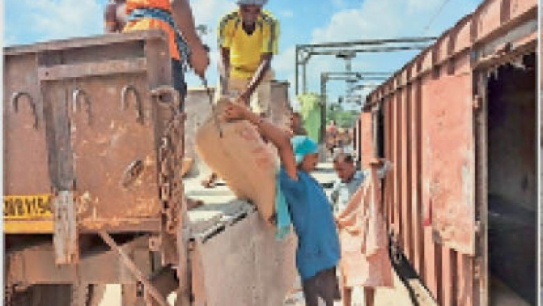 बिना  अनुमति लोडिंग, रेलवे ने खाली कराई रैक