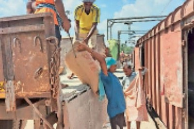 बिना  अनुमति लोडिंग, रेलवे ने खाली कराई रैक