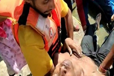 फुटबॉल निकालने तालाब में उतरे युवक की मौत-भिलाई में हुई घटना, जलकुंभी के जाल में ऐसा फंसा कि डूब गया, डेढ़ घंटे बाद मिला शव