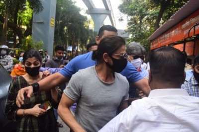 19 दिन बाद बेटे आर्यन से मिले शाहरुख खान:जेल में शाहरुख ने 18 मिनट बिताए, आर्यन की आंखों से छलके आंसू
