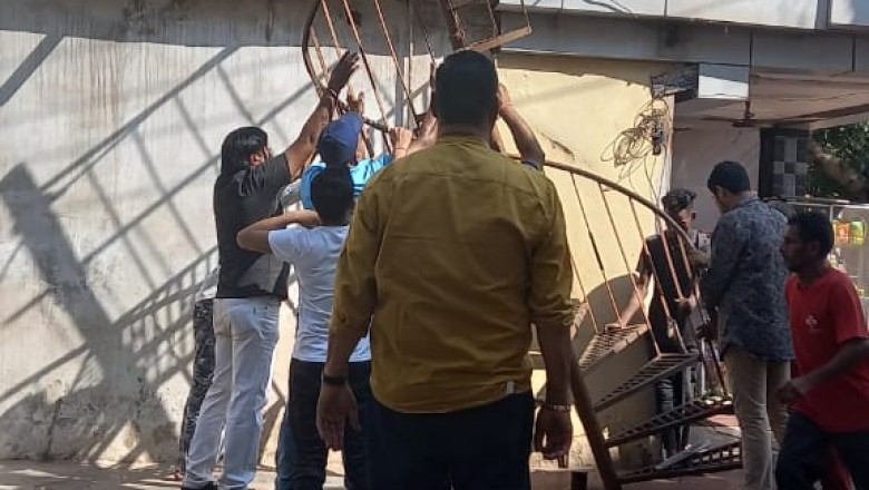 जलाराम स्वीट्स ने टीन शेड एवं सीढ़ी लगाकर किया अतिरिक्त निर्माण, निगम की टीम ने हटाया