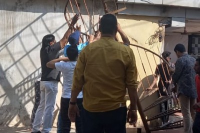 जलाराम स्वीट्स ने टीन शेड एवं सीढ़ी लगाकर किया अतिरिक्त निर्माण, निगम की टीम ने हटाया