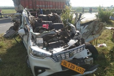 बहादुर में एक्सप्रेसवे पर बड़ा हादसा, ट्रक ने मारी अर्टिगा गाड़ी को टक्कर; एक बच्चे और 3 महिलाओं समेत 8 लोगों की मौत