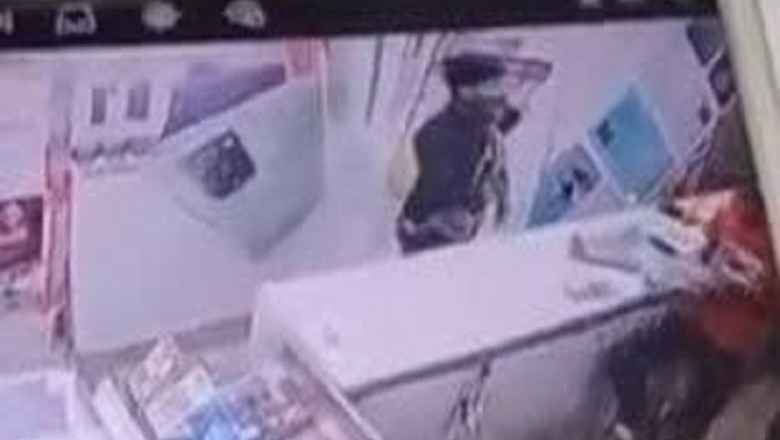 बदमाश ने नकली पिस्टल दिखाकर दी जान से मारने की धमकी, दुकानदार को पता चला तो पैसे छीनकर भागा