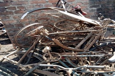 बंद फैक्ट्री में कट रही थीं चोरी की गाड़ियां:पुलिस ने पूछताछ की तो बताई झूठी कहानी.. एक आरोपी फरार