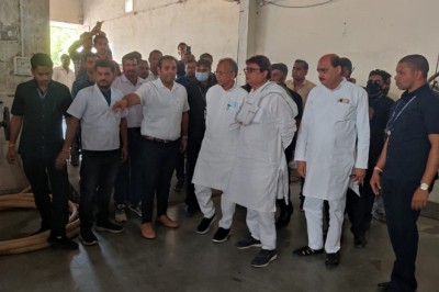छत्तीसगढ राज्य सहकारी दुग्ध महासंघ मर्यादित  का निरिक्षण करने पहुंचे  गृहमंत्री ताम्रध्वज साहू