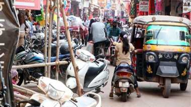 दुकानों के बाहर बेजा कब्जे से बिगड़ी बाजार की सूरत, त्योहार में होगी आफत