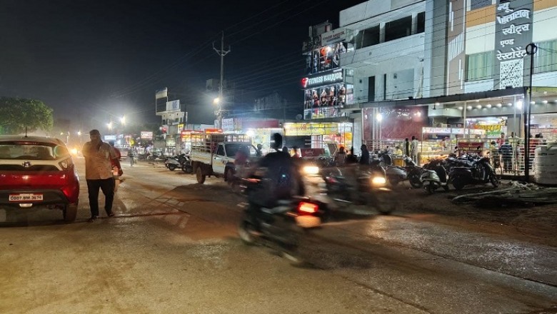 पटरी तक दुकानें, सड़क पर पार्किंग, निगम की अनदेखी से 60 फीट चौड़ी रोड तक में चलना हुआ मुश्किल