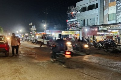 पटरी तक दुकानें, सड़क पर पार्किंग, निगम की अनदेखी से 60 फीट चौड़ी रोड तक में चलना हुआ मुश्किल