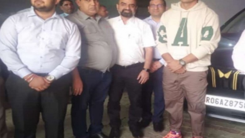 आनंद महिंद्रा ने निभाया वादा:गोल्डन बॉय नीरज चोपड़ा को गिफ्ट की स्पेशल कस्टमाइज XUV700