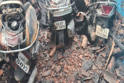 घर के सामने खड़ी 3 बाइक में लगा दी आग रात में घर में सो रहे थे सभी, तभी बदमाश आग लगाकर भागे; दो झुलसे..