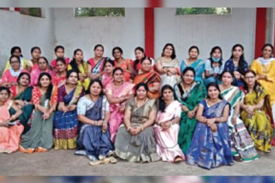 दीपावली मनाने के लिए 200 से अधिक गरीब महिलाओं को भेंट की साड़ी व दीये