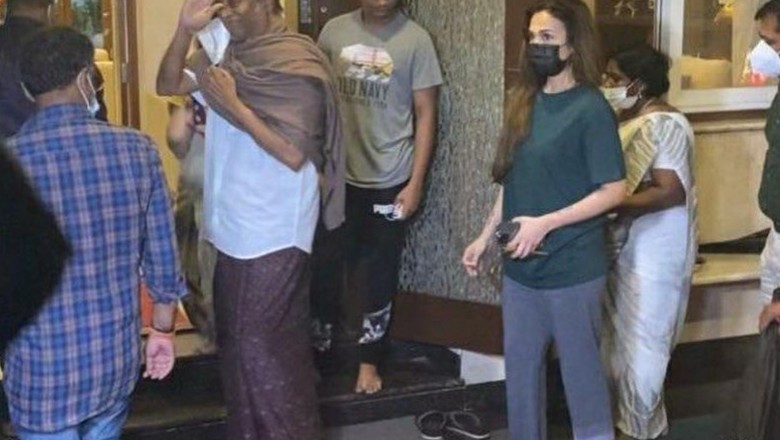 घर लौटे थलाइवा:सुबह फैन्स ने तोड़े 108 नारियल; रात में हॉस्पिटल से डिस्चार्ज होकर लौटे रजनीकांत, घर पहुंचकर लिखा- रिटर्न्ड होम