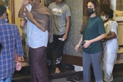 घर लौटे थलाइवा:सुबह फैन्स ने तोड़े 108 नारियल; रात में हॉस्पिटल से डिस्चार्ज होकर लौटे रजनीकांत, घर पहुंचकर लिखा- रिटर्न्ड होम