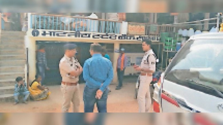 बढ़ती भीड़ को देख पुलिस ने बैंकों में चलाया चेकिंग अभियान