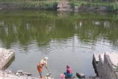 भिलाई - तालाबों में कचरा, कीड़े और बदबू, इसी में अर्घ्य देंगी महिलाएं; पार्षद बोले- शिकायत पर भी सफाई नहीं