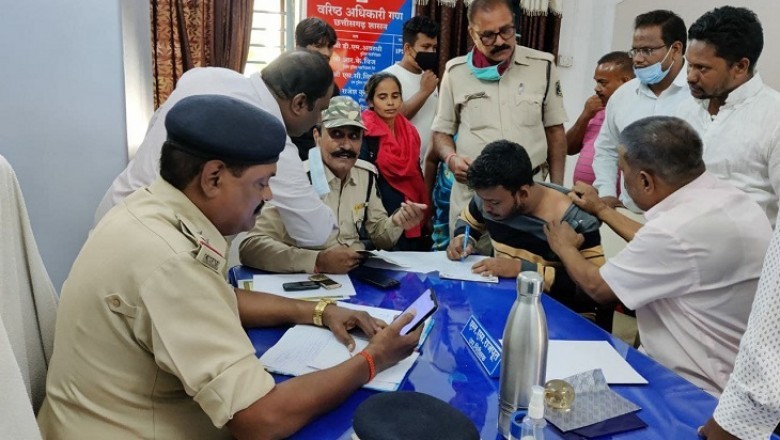 धर्मांतरण को लेकर विवाद:लालच देकर धर्म परिवर्तन कराने का आरोप, ईसाई समुदाय के प्रार्थना घर में तोड़फोड़, मारपीट; थाने में 4 घंटे हंगामा