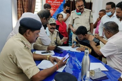 धर्मांतरण को लेकर विवाद:लालच देकर धर्म परिवर्तन कराने का आरोप, ईसाई समुदाय के प्रार्थना घर में तोड़फोड़, मारपीट; थाने में 4 घंटे हंगामा