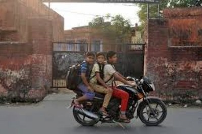 14 साल तक के बच्चे गाड़ी चलाते पकड़े गए तो माता-पिता पर 500 रुपए जुर्माना