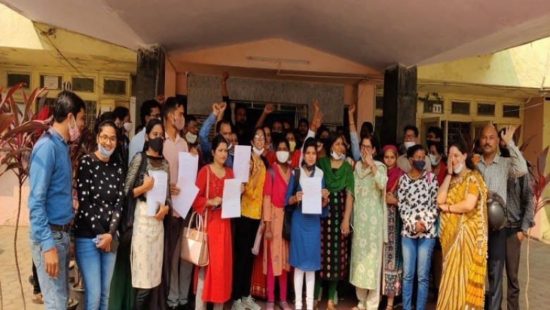 PHD स्टूडेंट्स ने किया कुलपति का घेराव:बोले-ऑफलाइन परीक्षा लेकर 123 विद्यार्थियों को कर दिया डिसक्वालीफाई; यूनिवर्सिटी पर लगाए कई गंभीर आरोप