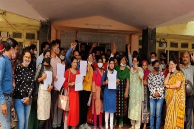 PHD स्टूडेंट्स ने किया कुलपति का घेराव:बोले-ऑफलाइन परीक्षा लेकर 123 विद्यार्थियों को कर दिया डिसक्वालीफाई; यूनिवर्सिटी पर लगाए कई गंभीर आरोप