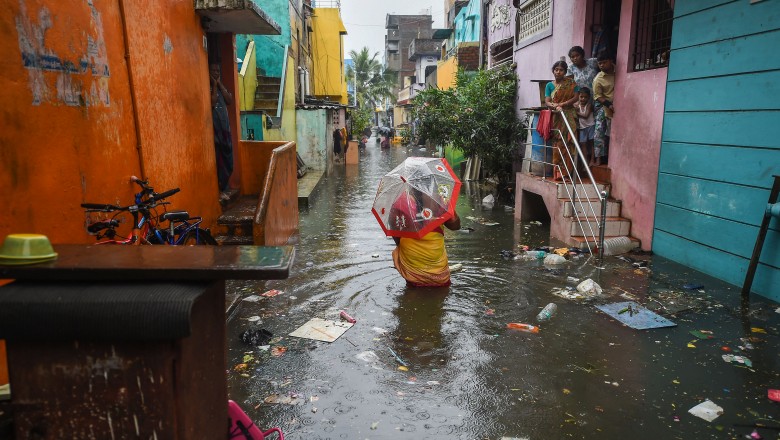 बारिश में बेहाल हुई जिंदगी:कमर तक पानी में डूबकर सड़क पार कर रहे लोग, तमिलनाडु में 20 जिलों में रेड अलर्ट