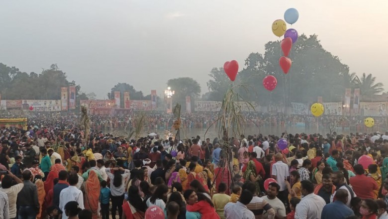 भिलाई सेक्टर 2 ट्विनसिटी के तालाबों में उमड़ी भीड़, 150 से ज्यादा जगहों पर डूबते सूर्य को दिया अर्घ्य