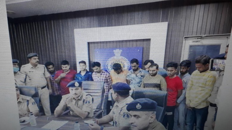 हाथ आए सटोरिए:बंधक युवक को पकड़ने गई थी पुलिस, मिल गया 4 करोड़ का सट्‌टा; 12 गिरफ्तार