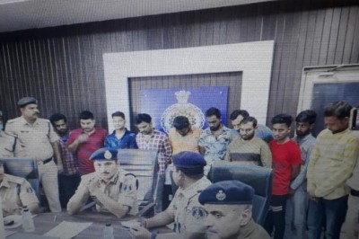 हाथ आए सटोरिए:बंधक युवक को पकड़ने गई थी पुलिस, मिल गया 4 करोड़ का सट्‌टा; 12 गिरफ्तार