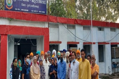 परिजनों  के साथ सिख समाज और श्रमिक यूनियन ने घेरा थाना, 12 लाख मुआवजे पर बनी सहमति