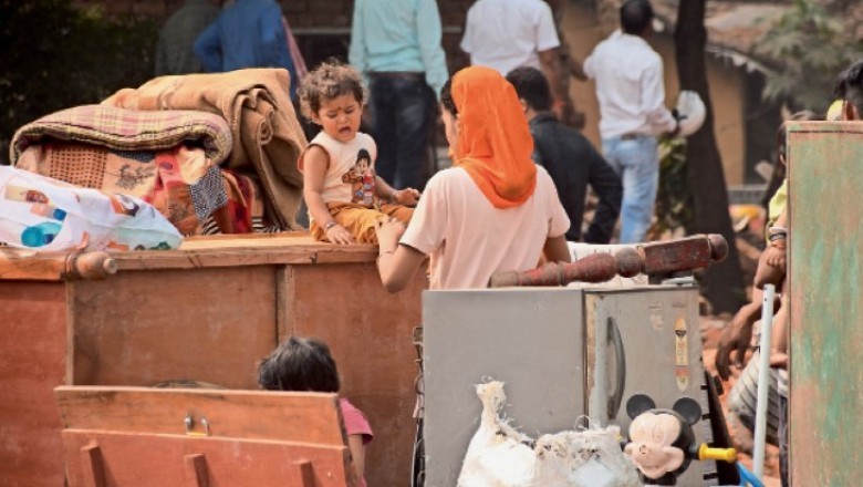 23 साल से था कब्जा, स्टेडियम से कब्जा हटाने 140 मकानों को तोड़ा, 2 घंटे हंगामे के बाद हटे 117 परिवार