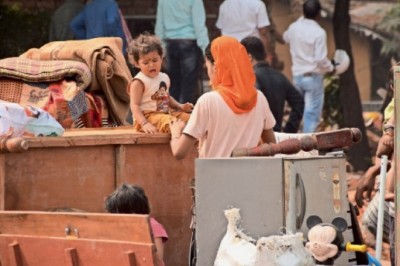 23 साल से था कब्जा, स्टेडियम से कब्जा हटाने 140 मकानों को तोड़ा, 2 घंटे हंगामे के बाद हटे 117 परिवार