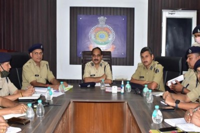 दुर्ग IG की क्लास कहा- देख लें जुए-नशे का कारोबार तो क्षेत्र में नहीं; लटके मामलों के बारे में पूछा तो थानेदारों ने साधी चुप्पी