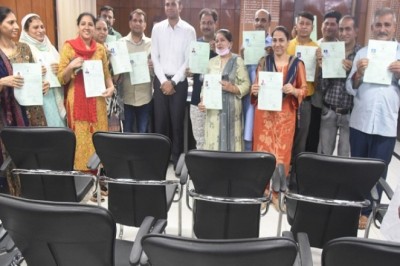 दुर्ग में पाकिस्तान से आईं 3 बहनों को 14 साल, 2 भाइयों को 40 साल बाद मिली नागरिकता