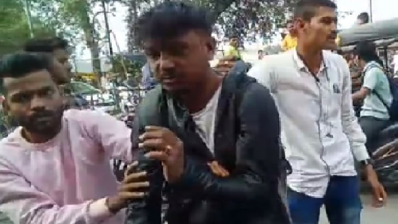 कोरबा- युवती ने बीच सड़क मनचले को पीटा: नशे में कर रहे थे छेड़खानी, लोगों ने पकड़ा; दोस्त को पिटता देख दूसरा भाग निकला…