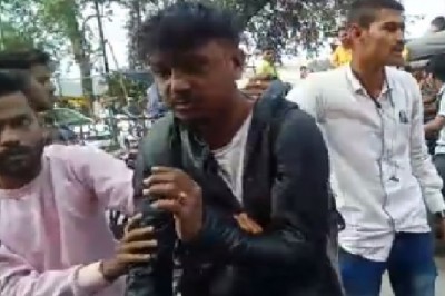 कोरबा- युवती ने बीच सड़क मनचले को पीटा: नशे में कर रहे थे छेड़खानी, लोगों ने पकड़ा; दोस्त को पिटता देख दूसरा भाग निकला…