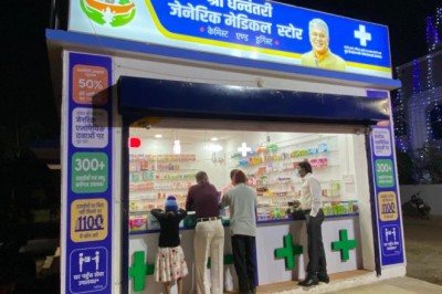 धन्वंतरी मेडिकल स्टोर में प्रतिदिन की बिक्री में हुआ इजाफा, निगमायुक्त ने रात्रि में मेडिकल स्टोर पहुंचकर ग्राहकों से की चर्चा, हर्बल प्रोडक्ट भी खरीदें