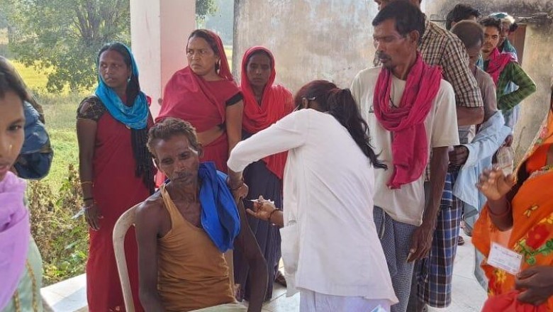 टीकाकरण महाभियान में मोबाइल मेडिकल यूनिट जमकर दे रही साथ…. गांव-गांव पहुंच लोगो को किया जा रहा वैक्सिनेट, टीकाकरण केंद्र तक नहीं पहुंच पा रहे लोगो के लिए हुई आसानी..