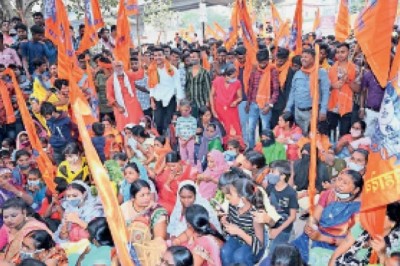विरोध प्रदर्शन- :कैनाल रोड बनने से पहले ही उखड़ने लगी, चलने लायक नहीं, उद्घाटन से पहले विरोध