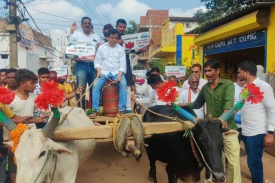 महंगाई के खिलाफ कांग्रेस का अनोखा प्रदर्शन -: चूल्हा जलाकर पानी में तली पूड़ियां, सिलेंडर पर बैठकर चलाई बैलगाड़ी