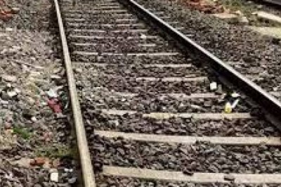 पटरी पर हादसा:रेलवे पटरी पर सिर रखकर लेट गया युवक, हो गई मौत