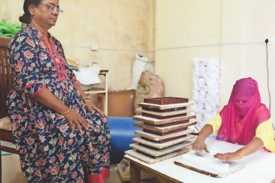 अमिता राज्य की पहली पैड वुमन...:पैडमैन से ली प्रेरणा, सीखी टेक्निक, खुद असेंबल किया, हर महीने बना रहीं 7 हजार से ज्यादा पैड