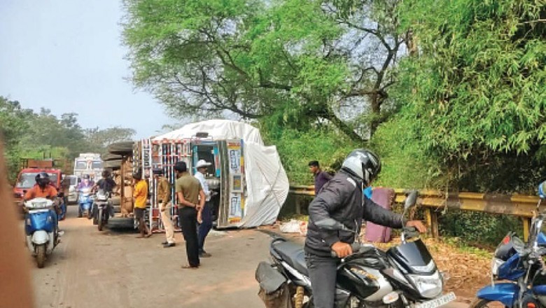 बड़ा हादसा टला:ड्राइवर को आई झपकी, कुम्हारी में पलटा ट्रक, 3 घंटे तक लगा रहा जाम