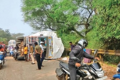 बड़ा हादसा टला:ड्राइवर को आई झपकी, कुम्हारी में पलटा ट्रक, 3 घंटे तक लगा रहा जाम