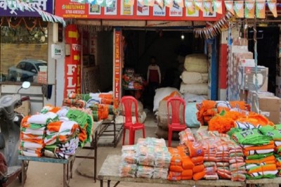 चुनाव -: धागे वाले मफलर और गांधी टोपी लगाकर मैदान में दिखेंगे प्रत्याशी; 20 से 25 प्रतिशत तक बढ़े प्रचार सामग्री के दाम