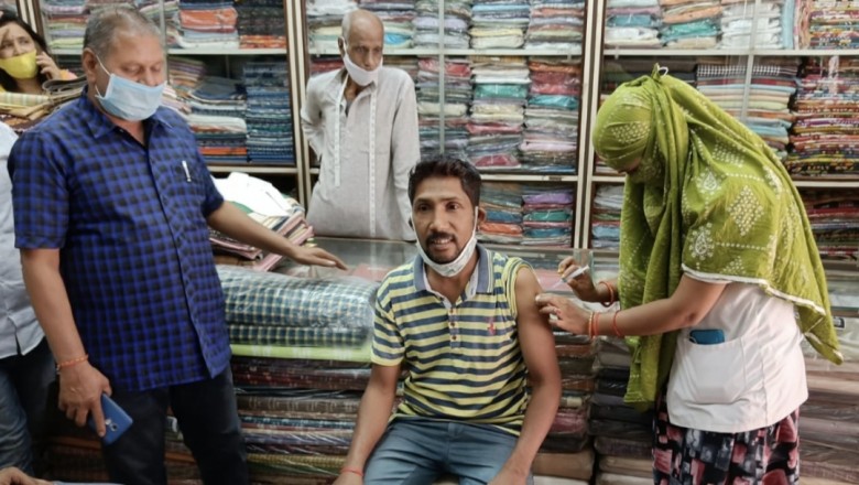 इंद्रिरा मार्केट क्षेत्र हर दुकान दस्तक अभियान के तहत टीकाकरण की बढ़ी रफ्तार 55 लोगो का हुआ टीका: