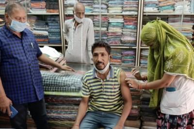 इंद्रिरा मार्केट क्षेत्र हर दुकान दस्तक अभियान के तहत टीकाकरण की बढ़ी रफ्तार 55 लोगो का हुआ टीका: